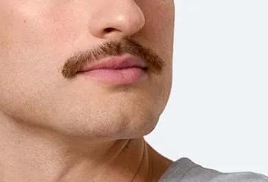 Mężczyzna zgolony przez Golarkę Braun XT5