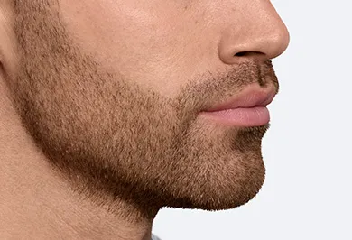 Mężczyzna z brodą ustylizowaną przez Golarkę Braun XT5