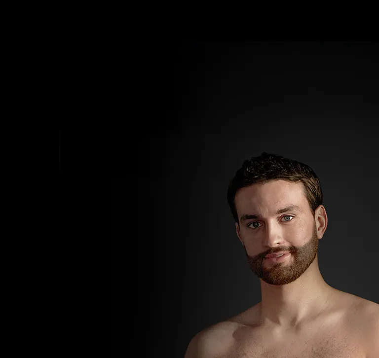 Młody mężczyzna z zarostem, bez koszuli, po użyciu zestawu z trymerem All-in-One Braun Series XT5