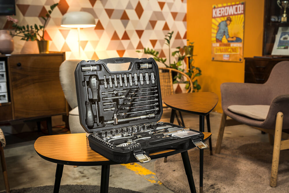 Zestaw narzędzi NEO TOOLS M4K Garage 10-100 (90 elementów) pomysł na prezent dla każdego pasjonata motoryzacji limitowana edycja profesjonalny wygląd wartościowy upominek mechanik-amator doświadczony specjalista praktyczny prezent pomoc w codziennych naprawach samochodowych