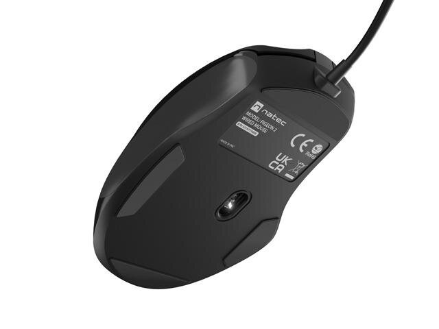 Czarna mysz komputerowa z widocznym spodem, na którym znajduje się etykieta z logo \'natec\' oraz oznaczeniami CE i UKCA. Mysz posiada optyczny sensor i przewód USB.