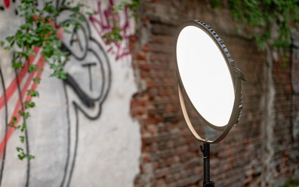 Lampa LED NEWELL Air Artha XL Jarzmo odpowiedni kąt świecenia wbudowany dyfuzor od 2500 do 8500 K aż 2500 lumenów
