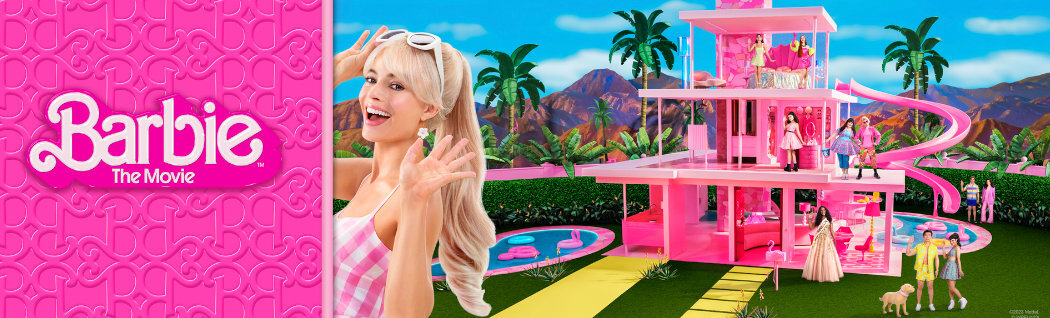 Obraz przedstawia różowy dom Barbie z kilkoma postaciami i psem na tle zieleni i gór. Po lewej stronie widnieje napis \'Barbie The Movie\' na różowym tle z wzorem liter B.
