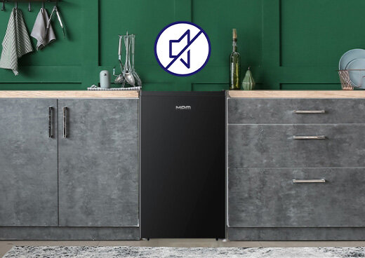 Lodówka MPM-81-CJH-24/E w zabudowie kuchennej. Ikona przekreślonego głośnika.