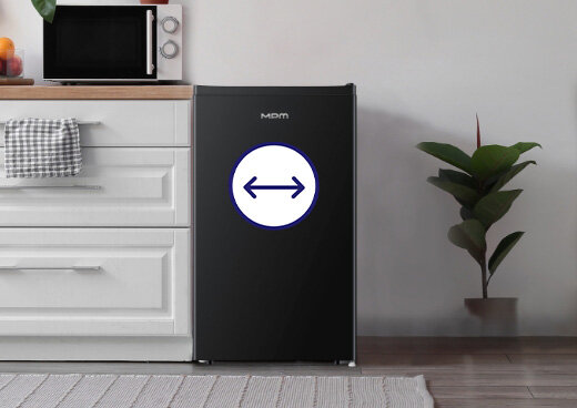 Lodówka MPM-81-CJH-24/E obok mebli kuchennych. Ikona obustronnej strzałki.
