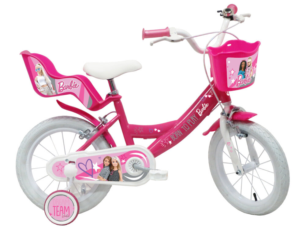 Różowy rower dziecięcy z białym siodełkiem i białymi oponami, ozdobiony grafikami postaci i napisem \'Born to play Barbie\'. Na koszyku i osłonie łańcucha widoczne są motywy związane z Barbie.