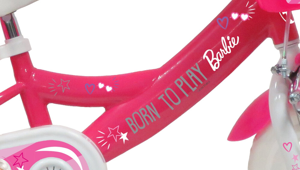 Różowa rama roweru z napisami \'BORN TO PLAY\' i \'Barbie\', ozdobiona sercami i gwiazdkami.