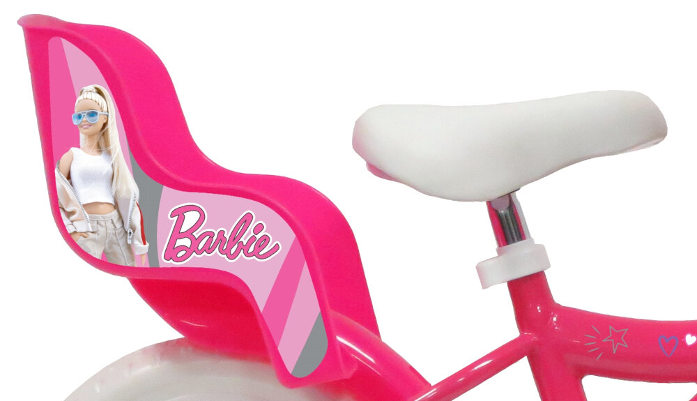 Różowy rower dziecięcy z białym siodełkiem i ozdobnym elementem z napisem \'Barbie\'. Na ozdobnym elemencie znajduje się również postać w okularach przeciwsłonecznych.