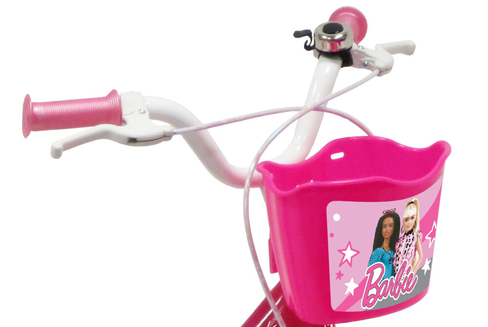 Różowy koszyk na kierownicy roweru z grafiką przedstawiającą dwie postacie i napis \'Barbie\'. Kierownica ma różowe uchwyty i dzwonek.