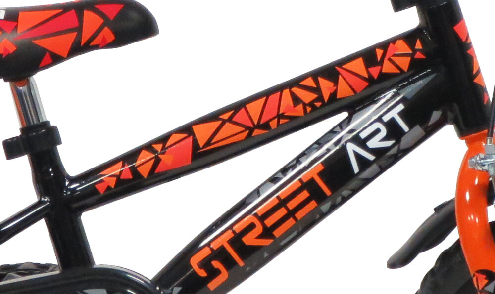 Czarny rower dziecięcy z pomarańczowymi i czerwonymi geometrycznymi wzorami na ramie i siodełku. Na ramie widoczny jest napis \'STREET ART\'.
