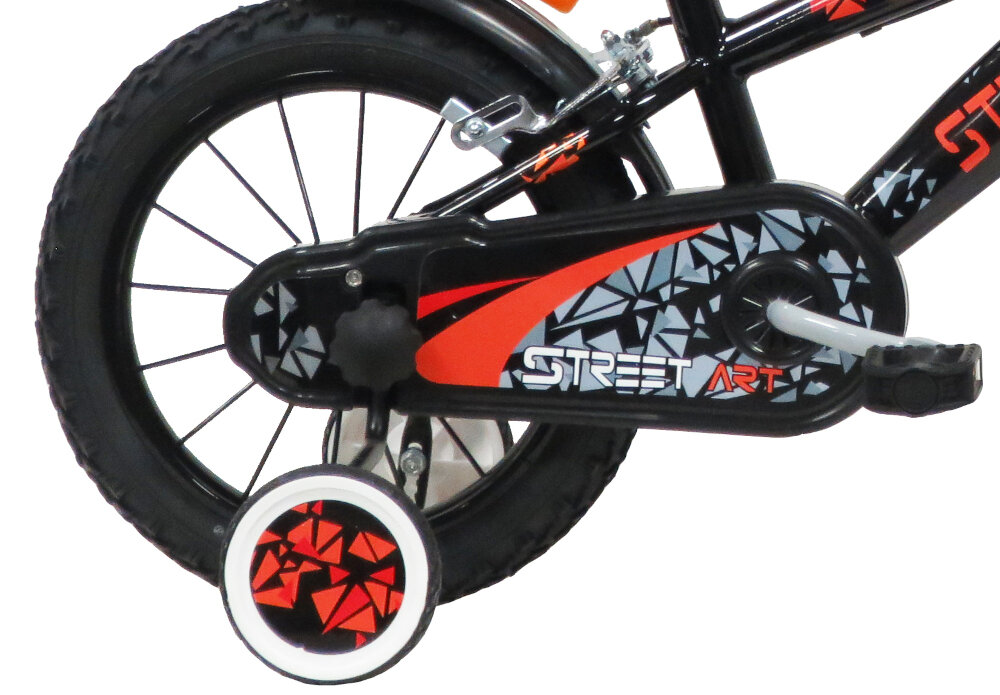 Czarny rower dziecięcy z pomarańczowymi i szarymi wzorami na osłonie łańcucha oraz napisem \'STREET ART\'. Rower posiada dodatkowe kółka boczne z pomarańczowym wzorem geometrycznym.