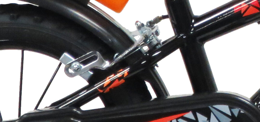 Zbliżenie na część ramy czarnego roweru dziecięcego z widocznym hamulcem i ozdobnymi elementami w kolorze pomarańczowym i szarym.