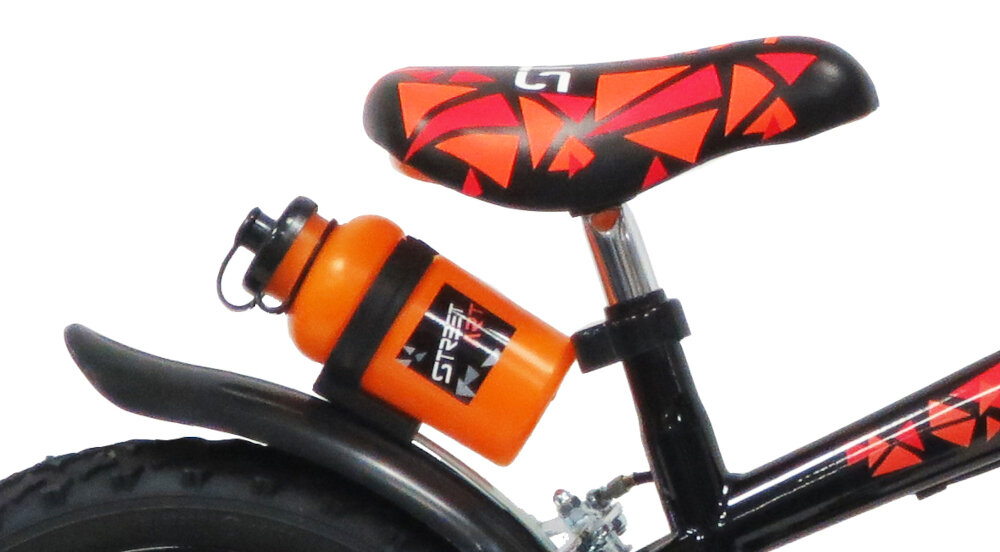 Czarne siodełko rowerowe z pomarańczowo-czerwonym wzorem geometrycznym. Obok znajduje się pomarańczowy bidon z napisem \'STREET\'.