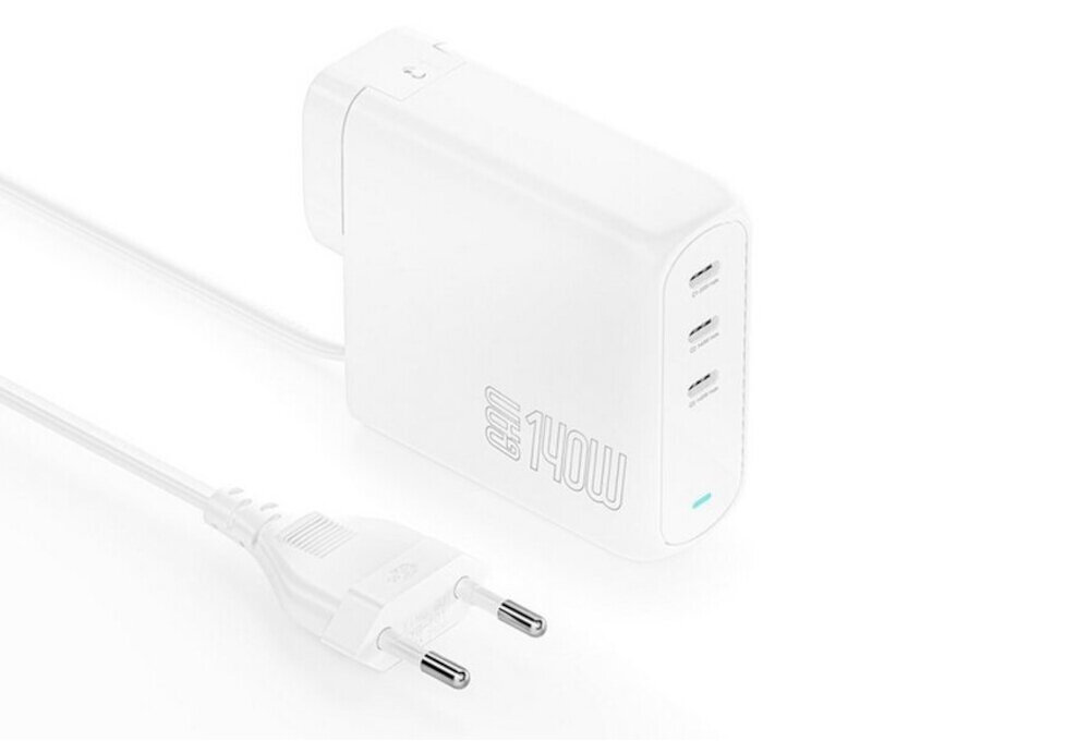 4SMARTS GaN Flex Pro 140 W trzema portami USB-C jednym USB-A równoczesne ładowanie kilku urządzeńlaptopa, smartfona czy tablet - ładoawrka na białym tle