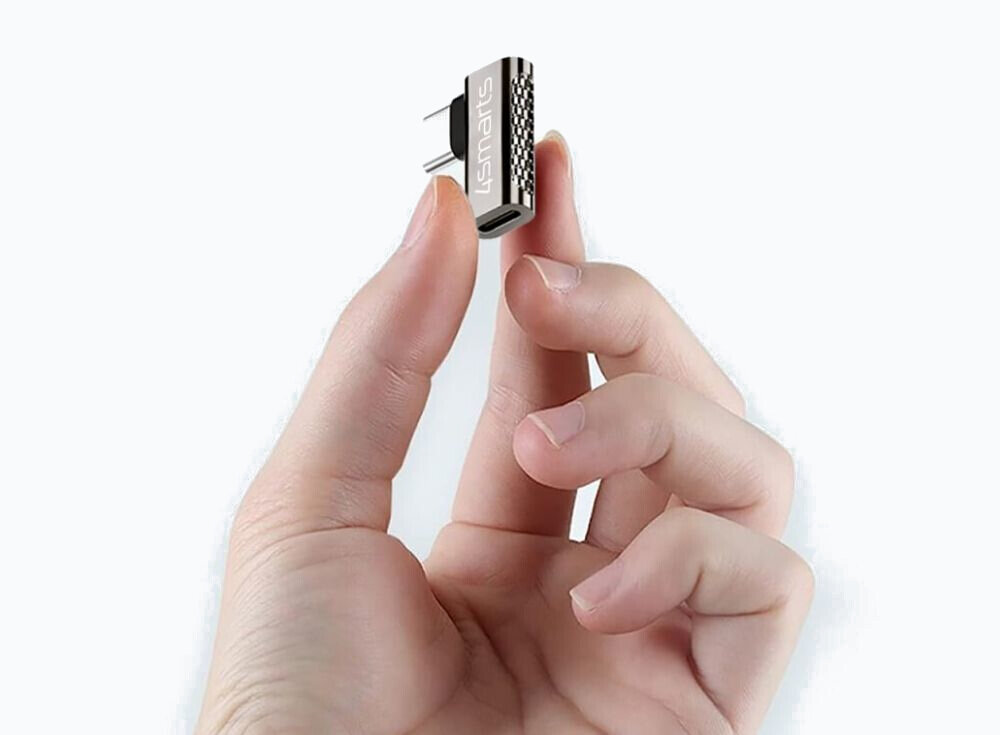 Zestaw adapterów 4SMARTS - adapter w ręce