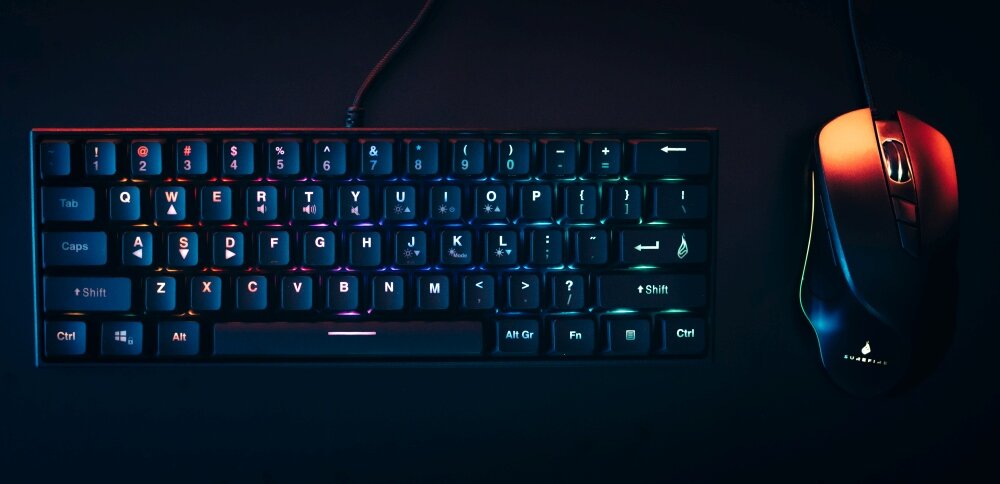 Klawiatura SUREFIRE Kingpin X1 RGB zaklocenia polaczenie USB-A interfejs