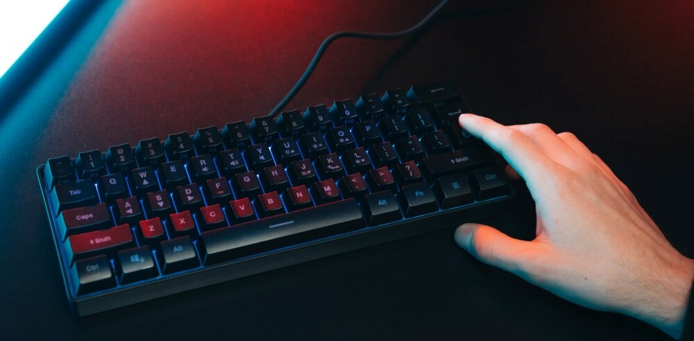 Klawiatura SUREFIRE Kingpin X1 RGB kabel usb oplot odpornosc uszkodzenia mechaniczne scieranie zerwanie