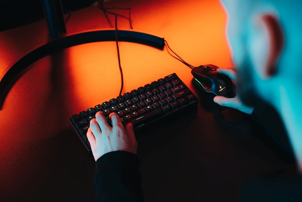 Klawiatura SUREFIRE Kingpin M1 RGB dyskretna praca rozrywka precyzja dzialanie tytuly