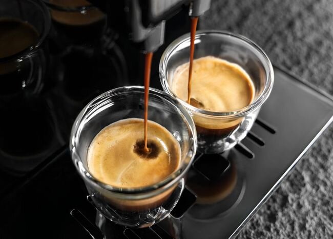 DELONGHI Maestosa - nalewanie kawy do filiżanek