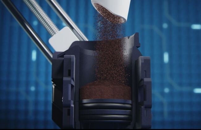 DELONGHI Maestosa - moduł zaparzający na niebieskim tle