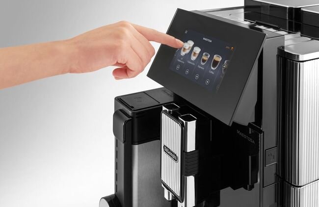 DELONGHI Maestosa - ujęcie ręki dotykającej wyświetlacz