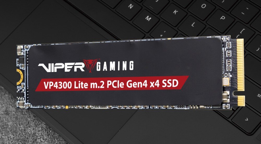 Dysk PATRIOT Viper VP4300 Lite Dysk SSD M.2 z czarnym radiatorem umieszczony na czarnej klawiaturze laptopa