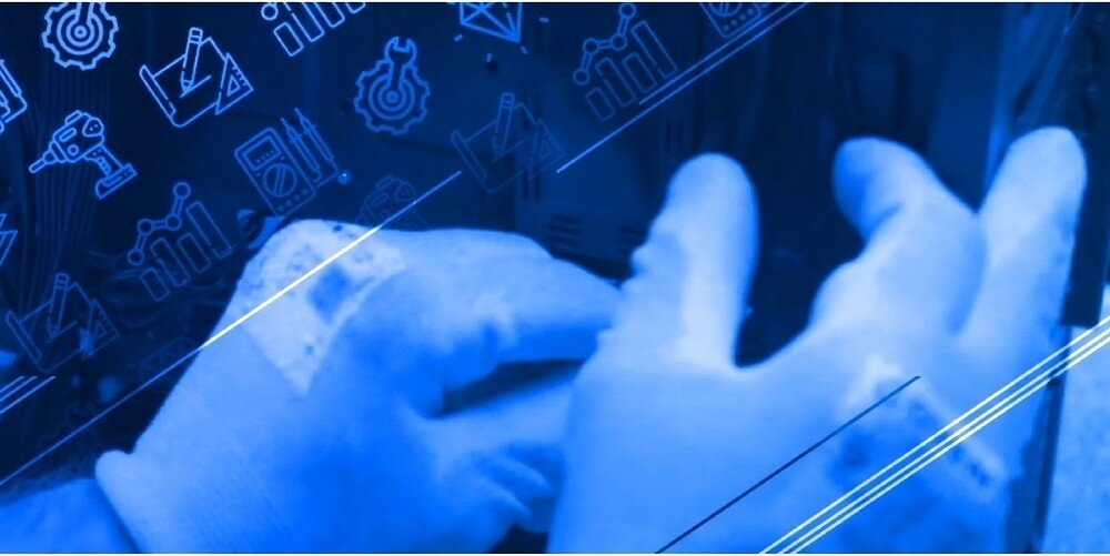 Komputer NTT proDesk ZKO-i512H610-L04H Dłonie w białych rękawiczkach wykonujące montaż wewnątrz komputera, składanie, testy