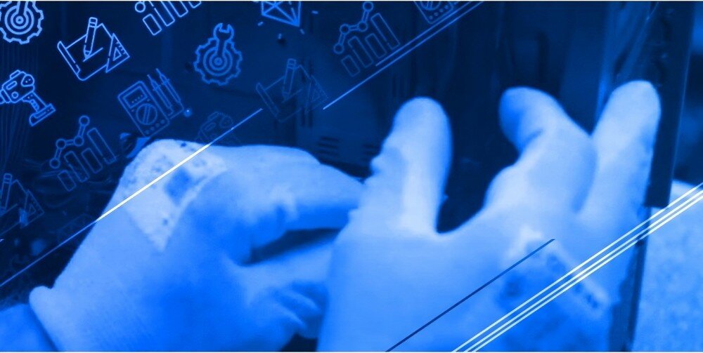 Komputer NTT proDesk ZKO-i712H610-L05P Dłonie w rękawiczkach ochronnych montujące podzespoły komputera w środku obudowy, jakość, standardy, komponenty