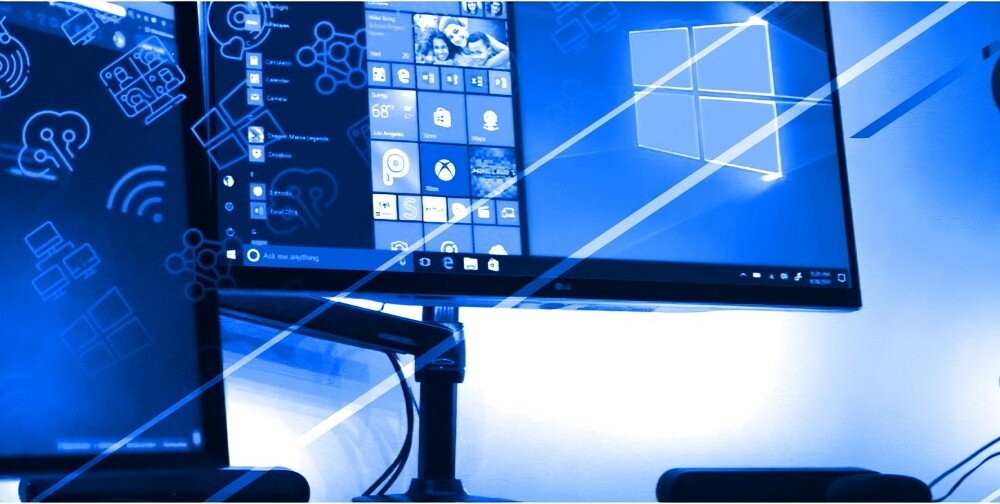 Komputer NTT proDesk ZKO-i713H610-L04H Dwa monitory wyświetlające ekran systemu Windows w otoczeniu niebieskich ikon i elementów graficznych, system, język, konfiguracja, gotowość