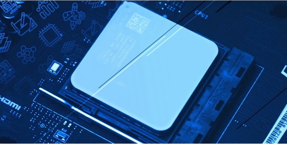 Komputer NTT proDesk ZKO-i713H610-L05H Zbliżenie na procesor zamontowany w gnieździe płyty głównej otoczonej elementami elektronicznymi, procesor, podzespoły, rdzenie, wydajność