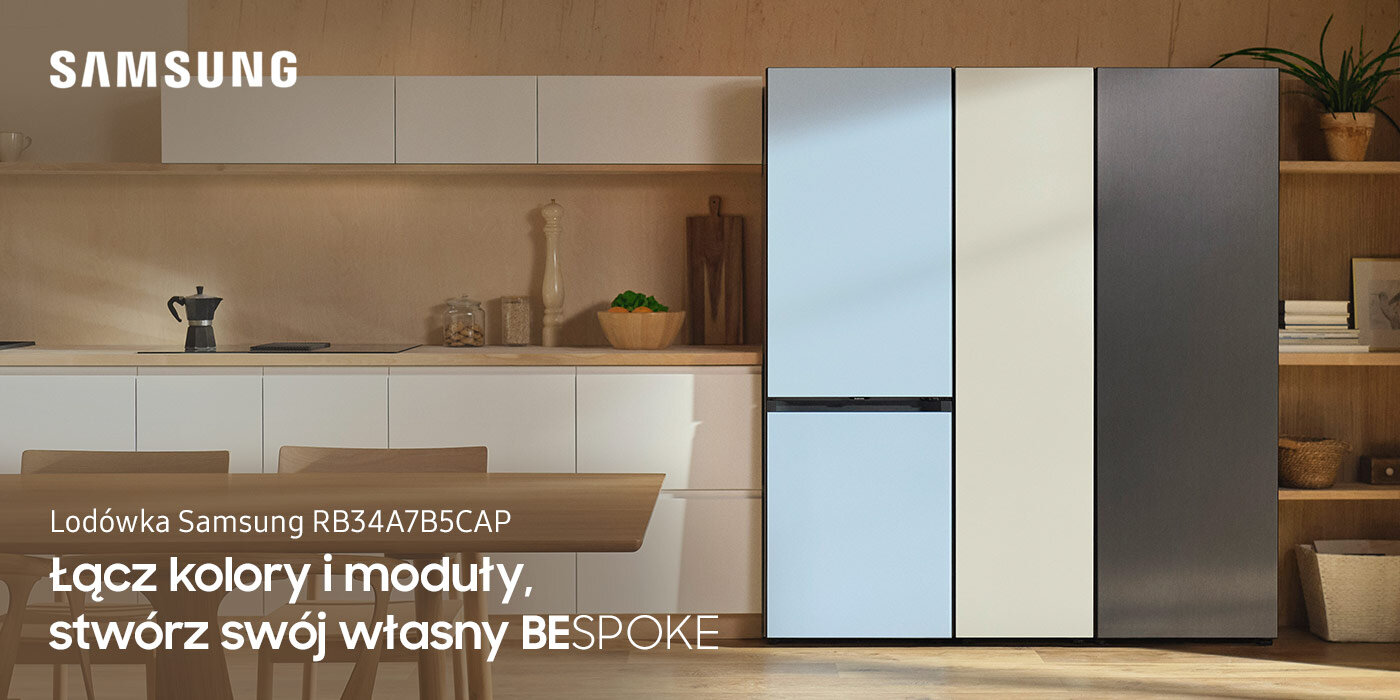 Zdjęcie przedstawia przestronną kuchnię z trzema urządzeniami Samsung BESPOKE, wśród których jest również model RB34A7B5CAP. Lodówkę kupisz w sieci Media Expert.