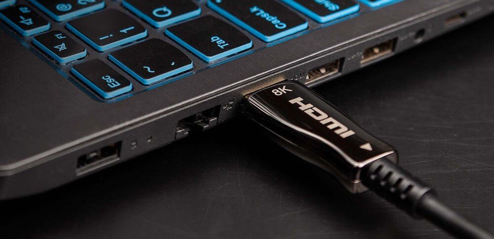 Kabel optyczny HDMI - HDMI CLAROC 40 m obraz 4K 8K transmisja światłowodowa bez strat jakości, kabel podpięty do laptopa