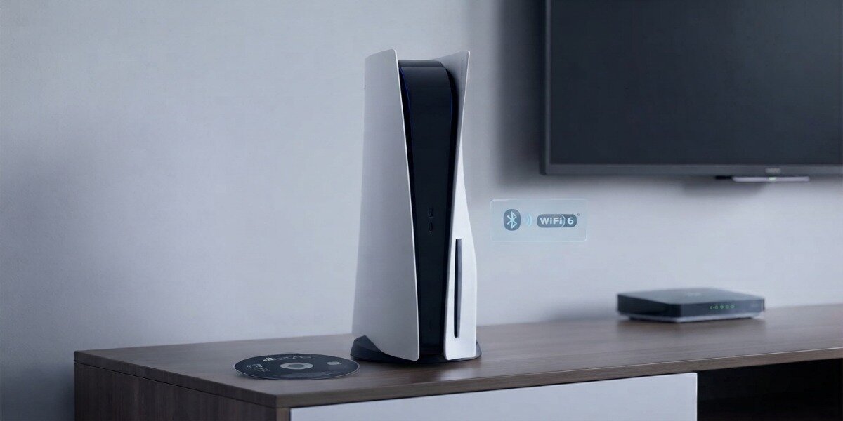 Konsola PS5 na drewnianej powierzchni obok telewizora, płyty z grą oraz modemu. Obok konsoli widoczne są znaki Bluetooth oraz Wi-Fi 6.