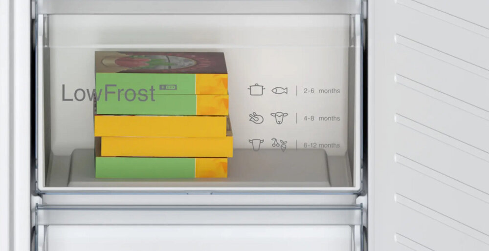 LODÓWKA BOSCH KIV86NSE0 Zbliżenie na szufladę zamrażarki z technologią LowFrost. Widoczne są produkty mrożone oraz oznaczenia sugerowanych czasów przechowywania żywności LowFrost mniej szronu rzadsze rozmrażanie wygoda oszczędność czasu