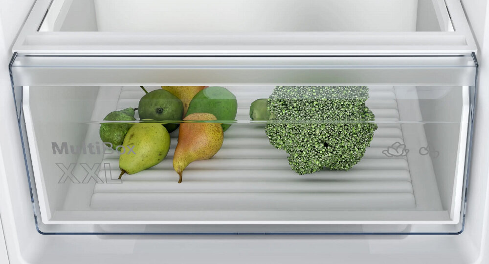 LODÓWKA BOSCH KIV86NSE0 Pojemna szuflada MultiBox XXL przeznaczona do przechowywania owoców i warzyw. Duża przestrzeń ułatwia organizację świeżych produktów MultiBox XXL warzywa owoce duża szuflada świeża żywność