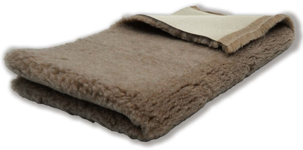 Legowisko uniwersalne BUBA Dry Bed A23 Beżowy 100 x 75 Złożony beżowy lub brązowy dywanik lub mata z widoczną puszystą, wełnistą fakturą wierzchnią i jasnym, płóciennym spodem.