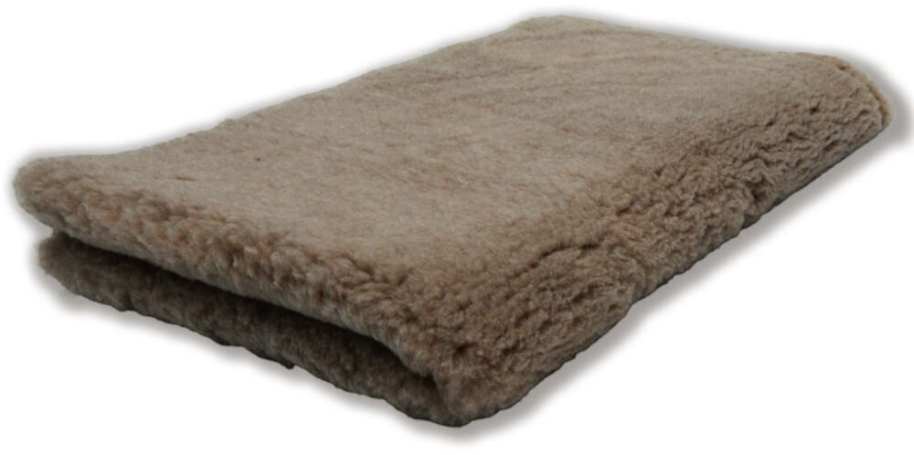 Legowisko uniwersalne BUBA Dry Bed A23 Beżowy 50 x 37 Beżowy lub brązowy, puszysty dywanik złożony na pół, ukazujący grubą, wełnistą teksturę.