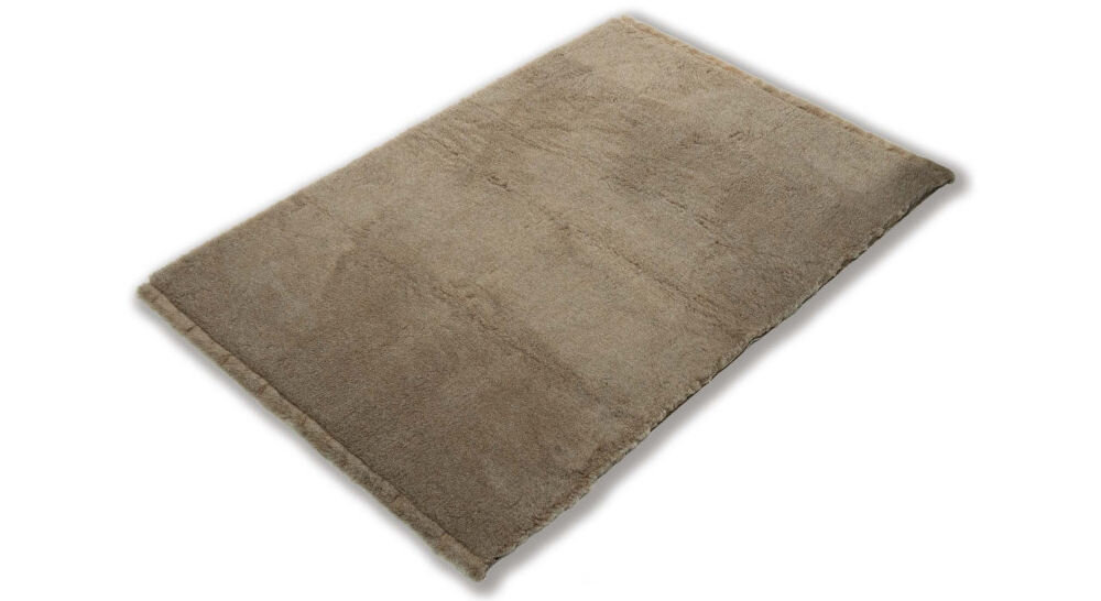 Legowisko uniwersalne BUBA Dry Bed A23 Beżowy 50 x 37 Beżowy lub brązowy, prostokątny, puszysty dywanik leżący płasko, ukazujący długie, miękkie włosie.