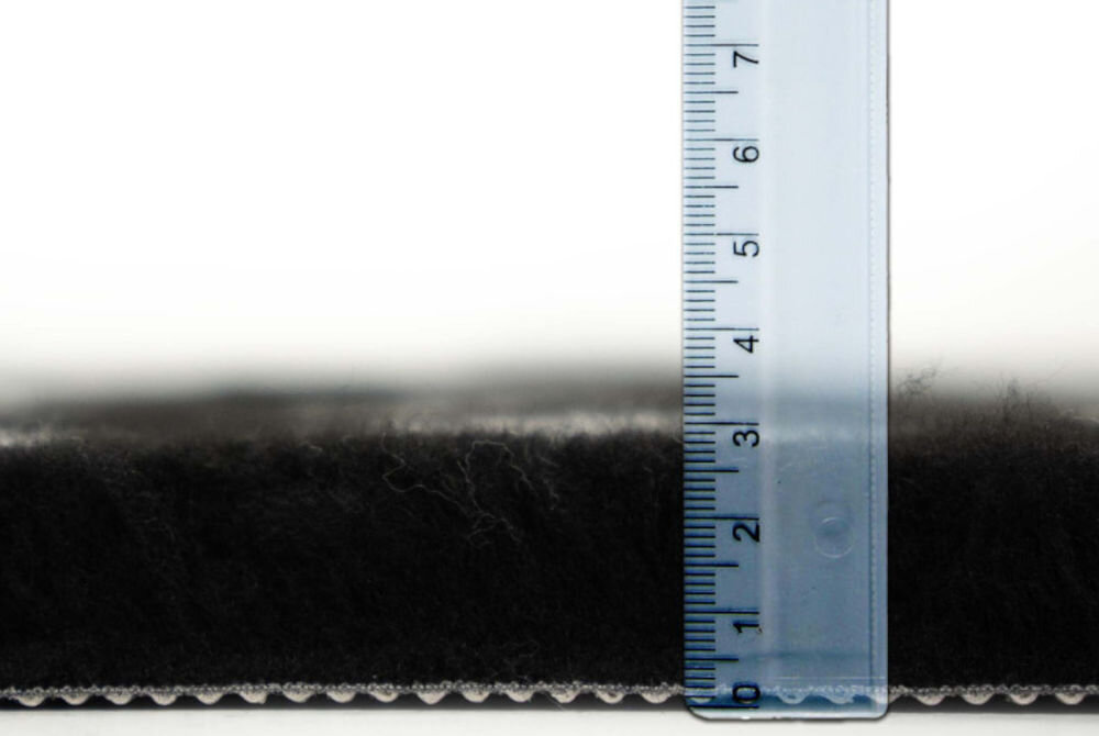 Legowisko uniwersalne BUBA Dry Bed A23 czarny w łapki 75 x 50 Zbliżenie na grubość czarnego dywanika mierzoną przezroczystą linijką. Włosie ma około 2,5 do 3 centymetrów wysokości.