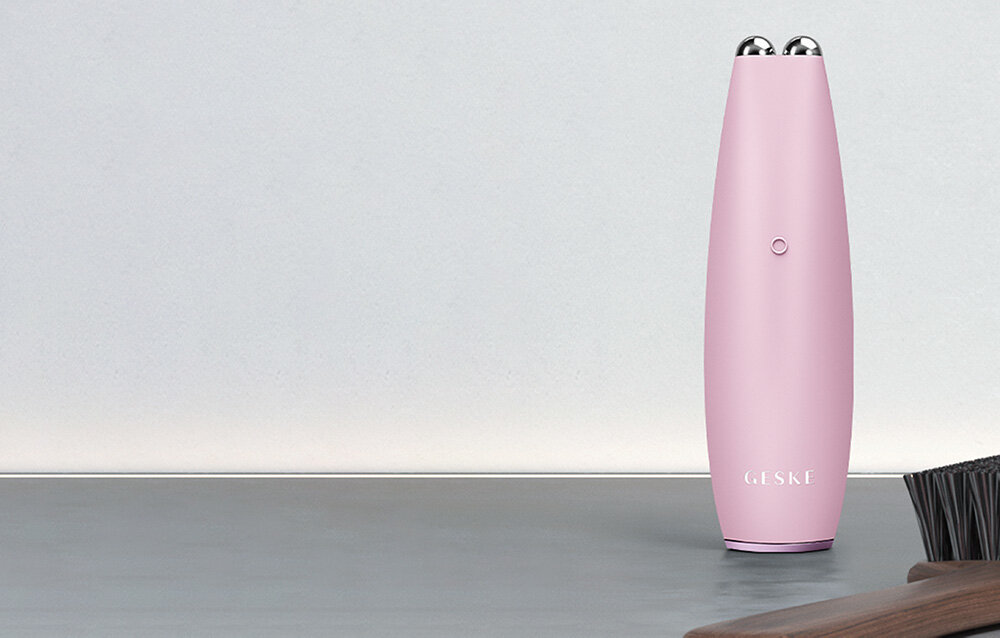 Urządzenie do mikroprądowego liftingu twarzy GESKE GK000013PK01 6w1 Różowy blask niweluje drobne zmarszczki wokół oczu, ust i na czole