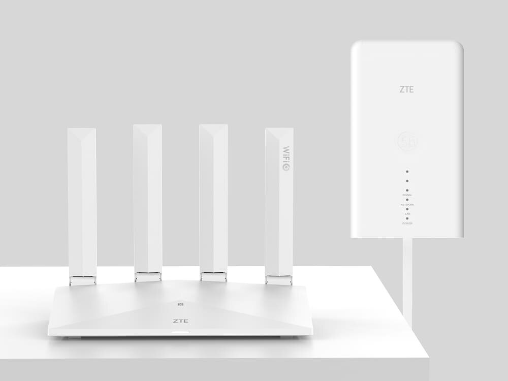 Zestaw ZTE MC889 + T3000 Biały router ZTE z czterema pionowymi antenami stoi na stole obok nowoczesnego modemu ZTE 5G. Całość ma minimalistyczny design i nowoczesny, technologiczny charakter.
