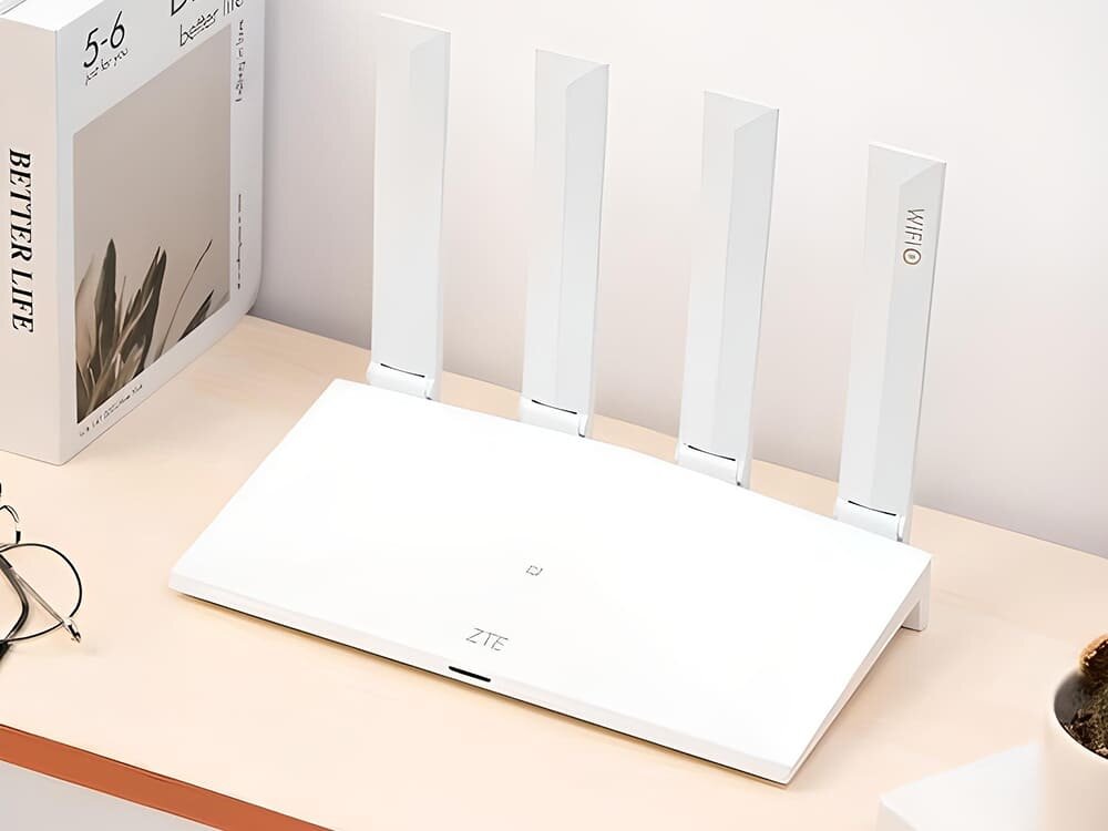 Zestaw ZTE MC889 + T3000 Biały router ZTE z czterema antenami stoi na jasnym, drewnianym biurku, co podkreśla jego prosty i nowoczesny design.