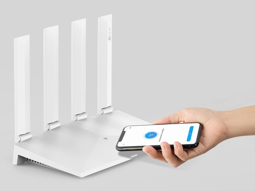 Zestaw ZTE MC889 + T3000 Dłoń trzyma smartfon z ekranem konfiguracji Wi-Fi obok białego routera z czterema antenami. Obraz pokazuje szybkie połączenie dzięki technologii NFC dla telefonów z Androidem.