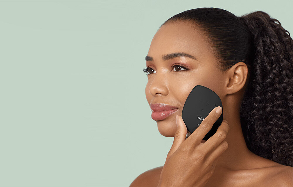 Masażer GESKE Sonic Warm & Cool Mask 9in1 rezultaty bez wychodzenia z domu Cryo Deep Cooling Revitalizing, Youthful Glow Massage czy SmartSonic Pulsation
