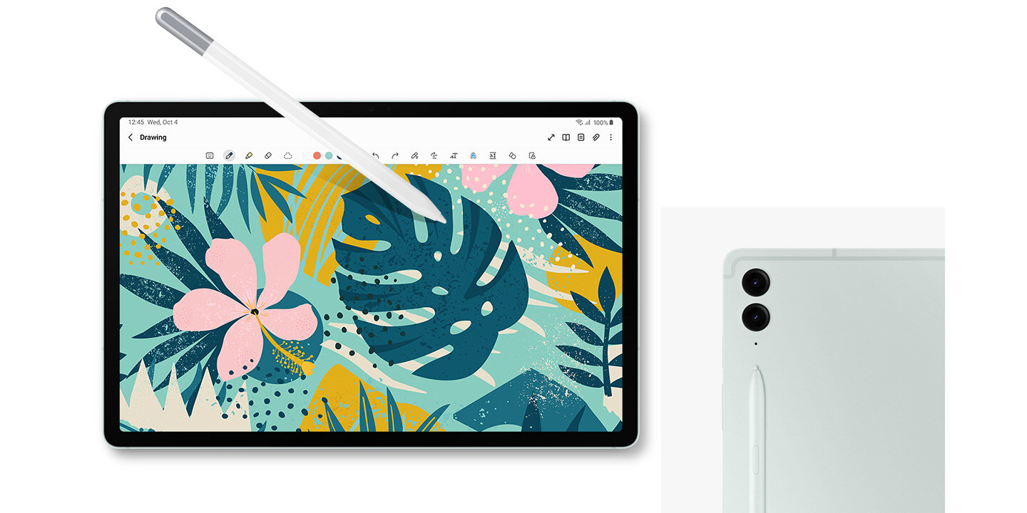 sm-x610-02-s-pen pc Przybliżenie na fragment tyłu obudowy tabletu Samsung Galaxy Tab S9 FE w kolorze miętowym. Widoczne są dwa obiektywy aparatu oraz końcówka rysika S Pen, również w kolorze miętowym.