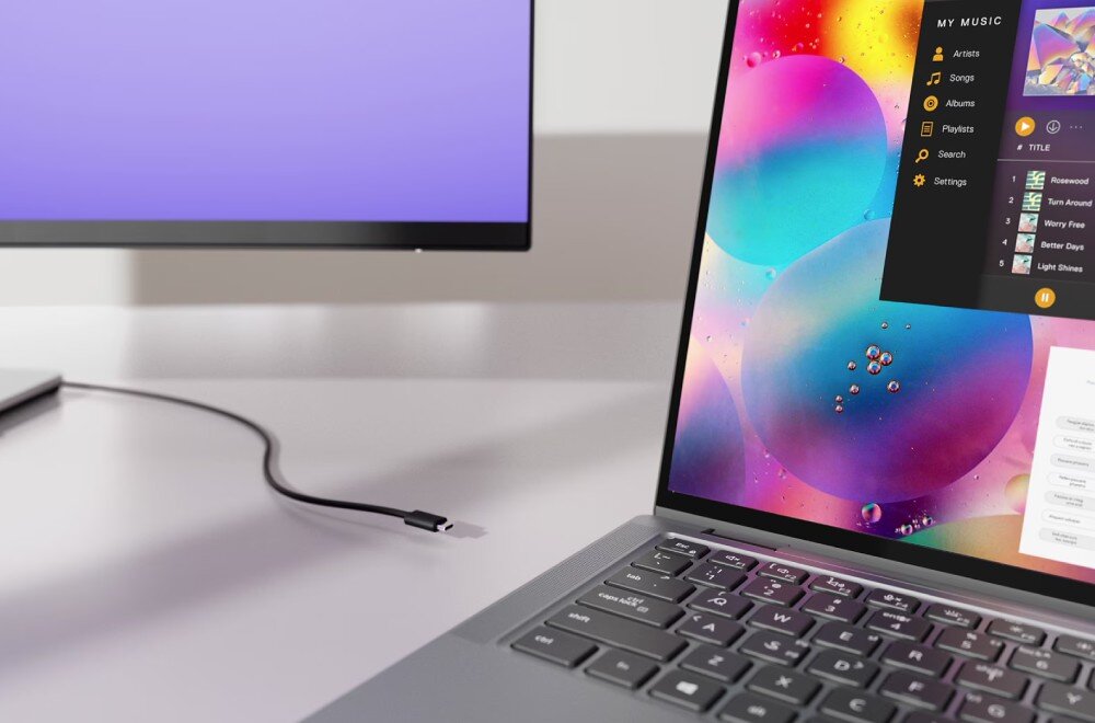 Monitor DELL UltraSharp U3824DW Zbliżenie na laptop podłączony kablem USB-C do monitora, koncentrator USB, ładowanie, moc, połączenie z siecią, gniazda