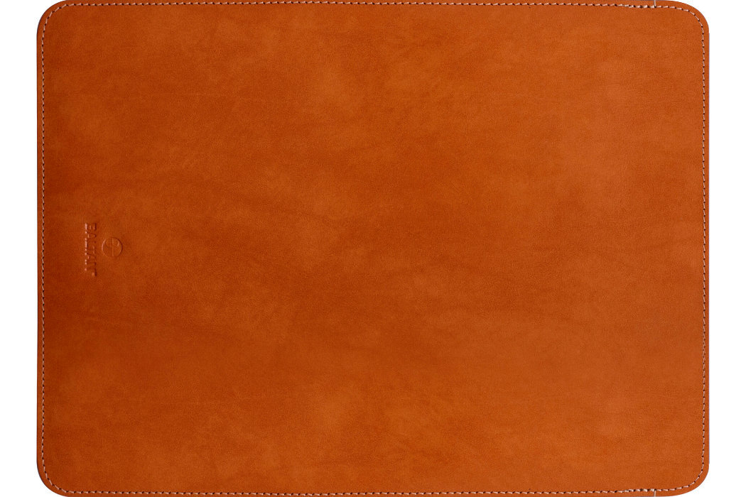 Brązowe etui na laptopa z widocznym logo producenta wytłoczonym na powierzchni. Etui ma prostokątny kształt z zaokrąglonymi rogami i widocznymi szwami na krawędziach.