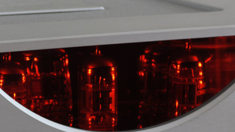 Wzmacniacz TAGA HARMONY HTA-2000B V2  - design