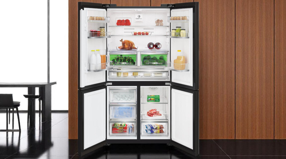 LODÓWKA GRUNDIG GQN21245GBN zdjęcie lifestyle drewniana ściana czarna podłoga salon lodówka otwarta szuflady półki wnętrze wizualizacja Elegancja i komfort