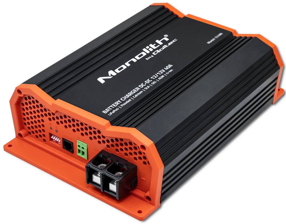 Inteligentna ładowarka QOLTEC Monolith 52480 do akumulatorów LIFEPO4 AGM GEL 12V-12V 40A 500W, Niezależność, spokój, pewność, naładowanie, na białym tle ładowarka frontem prawo skos od góry